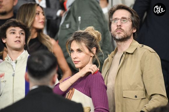 Ophélie Meunier et son compagnon au Parc des Princes pour assister au match de Ligue des champions opposant le PSG à Liverpool, à Paris, le 8 avril 2026. Photo de Florian Poitout/ABACAPRESS.COM