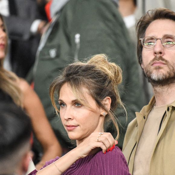 Ophélie Meunier et son compagnon au Parc des Princes pour assister au match de Ligue des champions opposant le PSG à Liverpool, à Paris, le 8 avril 2026. Photo de Florian Poitout/ABACAPRESS.COM
