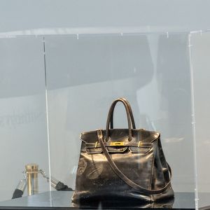 Le tout premier sac Hermès Birkin, conçu pour Jane Birkin en 1985, a été vendu aux enchères pour 8,58 millions d'euros chez Sotheby's Paris, lors de la vente aux enchères "Fashion Icons" à Paris, France, le 10 juillet 2025. © Jonathan Jacob/Bestimage