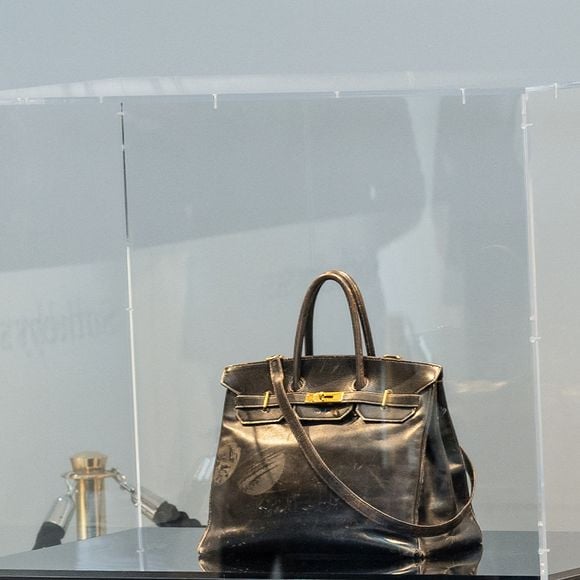 Le tout premier sac Hermès Birkin, conçu pour Jane Birkin en 1985, a été vendu aux enchères pour 8,58 millions d'euros chez Sotheby's Paris, lors de la vente aux enchères "Fashion Icons" à Paris, France, le 10 juillet 2025. © Jonathan Jacob/Bestimage