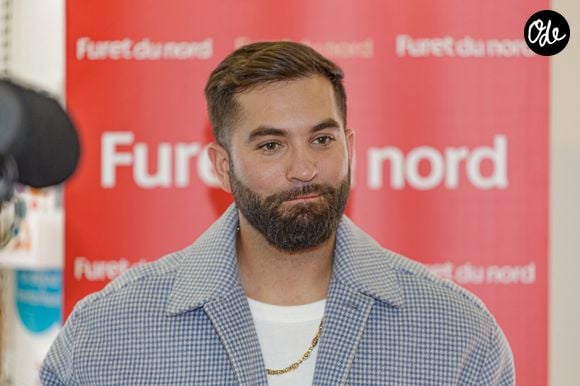 "Ça fait du bien de travailler comme ça mais j'avais oublié à quel point ça fatigue. Ça faisait tellement longtemps que je n'avais pas fait ça. Je fais ça simplement par pur plaisir bien sûr. Je ne gagne pas de sous, rien, c'est vraiment par plaisir, je vous promets".

Exclusif - Le chanteur Kendji Girac en séance de dédicaces pour son autobiographie Mi vida à la Librairie du Furet du Nord à Lille, France, le 1er octobre 2025. © Stephane Vansteenkiste/Bestimage