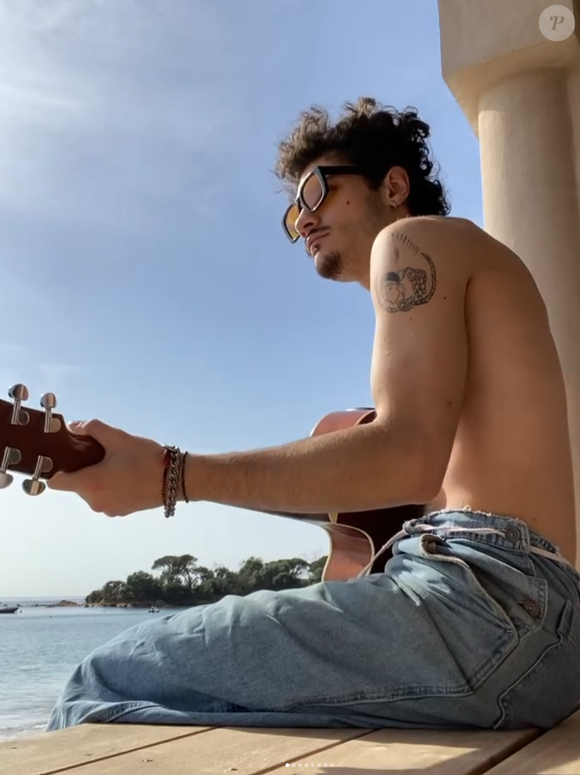 En novembre 2024, ce dernier a sorti un projet solo intitulé "Liquide fleur mix", composé de six titres. 

Manolo Nicolini, le fils de Bénabar