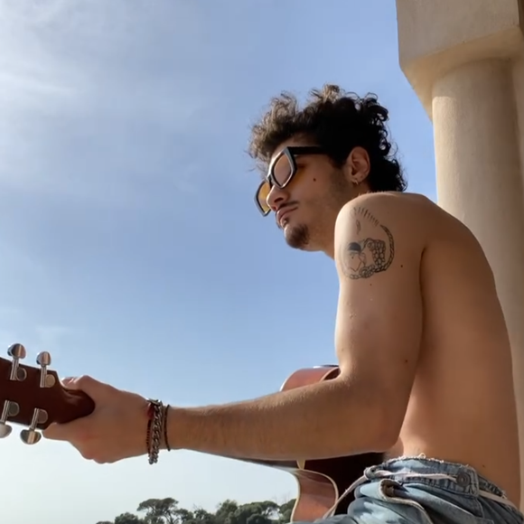 En novembre 2024, ce dernier a sorti un projet solo intitulé "Liquide fleur mix", composé de six titres. 

Manolo Nicolini, le fils de Bénabar