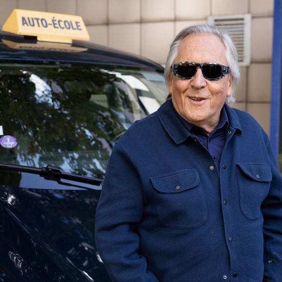 Exclusif - Gilbert Montagne lors du tournage de l'émission "Panique au grand magasin" diffusée le 15 décembre 2025 sur TF1. © Cyril Moreau/Bestimage