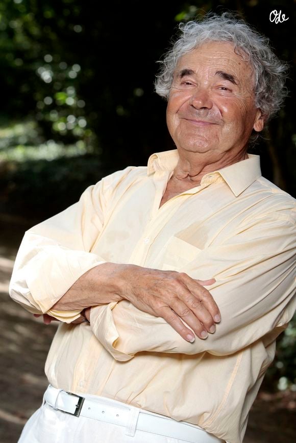 Pierre Perret lors de la 20e édition de la séance de dédicaces « Forêt des Livres » à Chanceaux-près-Loches, près de Tours, en France, le 30 août 2015. Photo : VIM/ABACAPRESS.COM