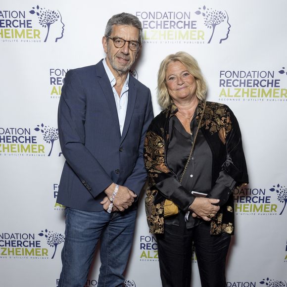 Michel Cymes, Marina Carrère d'Encausse au photocall du concert du gala des 20 ans de la fondation Recherche Alzheimer "2 générations chantent pour la 3ème" à l'Olympia à Paris le 18 mars 2024.

© Cyril Moreau / Bestimage