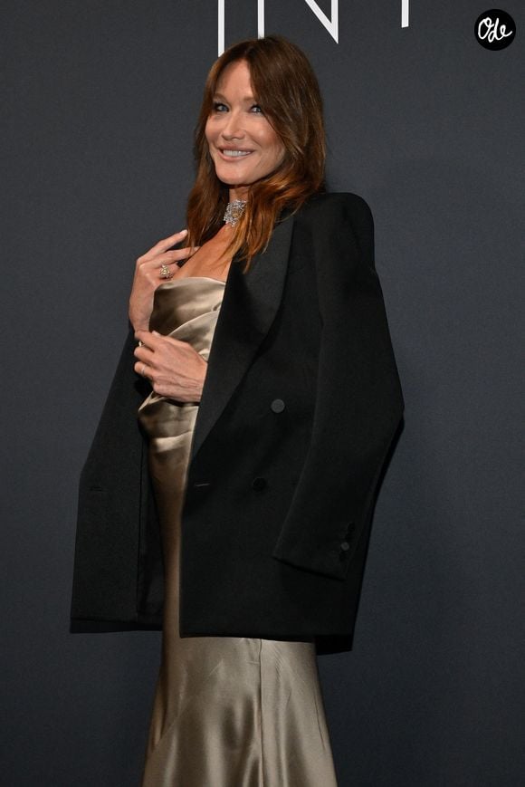 Carla Bruni lors du dîner « Kering Women In Motion » organisé dans le cadre du 79e Festival de Cannes, à Cannes (France), le 17 mai 2026. Photo : Julien Reynaud/APS-Medias/ABACAPRESS.COM