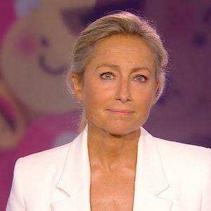 Dernier J.T de Anne-Sophie Lapix sur France 2 le 26 Avril 2025.
© Capture d'ecran France TV via Bestimage