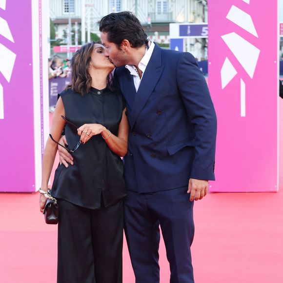 En effectuant leur première apparition sur tapis rouge

Florence Foresti et son compagnon Alexandre Kominek à la première du film "Nouvelle Vague" lors du 51éme Festival du Cinema Américain de Deauville le 12 septembre 2025.

© Denis Guignebourg / Bestimage