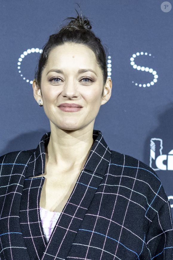 Marion Cotillard au photocall du dîner César Révélations 2024 à L'Élysée Montmartre à Paris le 15 janvier 2024. © Olivier Borde / Bestimage