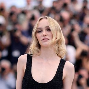 En couple avec la chanteuse et rappeuse américaine 070 Shake depuis 2023, Lily-Rose Depp affiche toujours son bonheur au grand jour.

Lily-Rose Depp lors du photocall de "The Idol" au 76e Festival international du film de Cannes. 

© Jacovides / Moreau / Bestimage