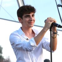 Léon Hesby en veut plus : le fils de Patrick Bruel et Amanda Sthers, déterminé à percer dans la musique, met son public à contribution