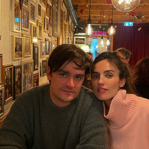 Dans une story publiée ce mardi, la compagne de l'acteur et écrivain de 32 ans n'a pas caché son enthousiasme : "Notre tout premier défilé !!!!! @baindeminuitswim", a-t-elle écrit en légende, accompagnant son message d'émojis émus et de cœurs.
Laura Bensadoun et Alain-Fabien Delon sur Instagram