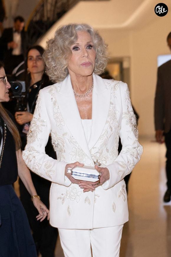 L’ancienne reine du fitness soulève toujours des poids et fait des squats.

Jane Fonda assiste au dîner « Women of Worth » organisé par L'Oréal Paris à l'Hôtel Martinez dans le cadre du 79e Festival de Cannes, le 13 mai 2026 à Cannes. 

Photo par Marco Piovanotto/ABACAPRESS.COM