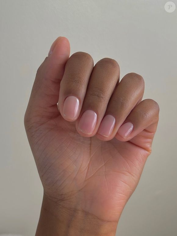 Facilement réalisable à la maison, ce protocole demande simplement de superposer une base, le chrome, un gel transparent de construction, puis un top coat glossy.