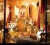 L’affaire mêle des enjeux financiers complexes à des tensions familiales et personnelles au sein de l’héritier, souvent éloigné du reste de sa famille.
Boutique Hermès rue Saint-Honoré, avec des décorations de Noël