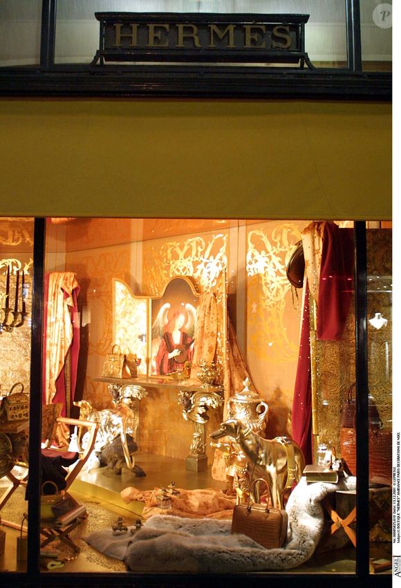 L’affaire mêle des enjeux financiers complexes à des tensions familiales et personnelles au sein de l’héritier, souvent éloigné du reste de sa famille.

Boutique Hermès rue Saint-Honoré, avec des décorations de Noël