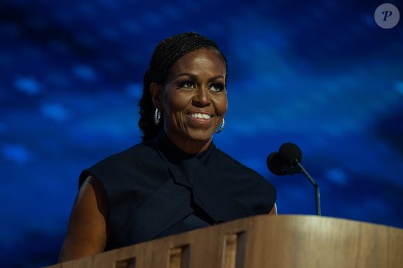 Alors que les rumeurs de divorce font rage, Michelle a décidé d'y répondre en invitant son mari Barack à "IMO", son programme qu'elle co-anime avec son frère Craig. 

Barack Obama et sa femme Michelle Obama électrisent la foule lors de la Convention démocrate à Chicago, le 28/08/2024 @Backgrid USA / Bestimage