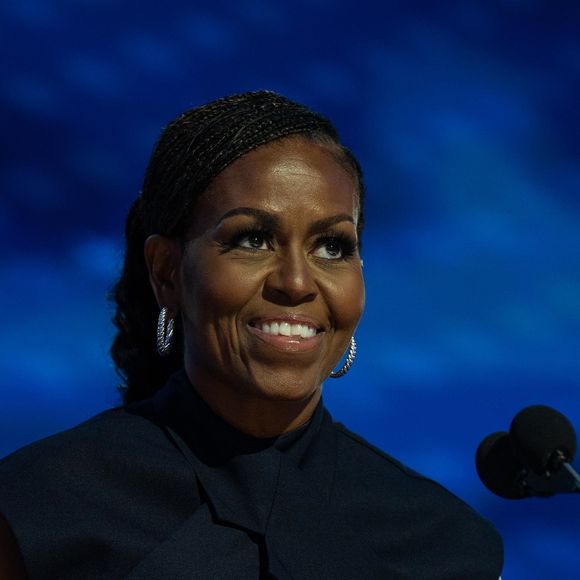 Alors que les rumeurs de divorce font rage, Michelle a décidé d'y répondre en invitant son mari Barack à "IMO", son programme qu'elle co-anime avec son frère Craig. 

Barack Obama et sa femme Michelle Obama électrisent la foule lors de la Convention démocrate à Chicago, le 28/08/2024 @Backgrid USA / Bestimage