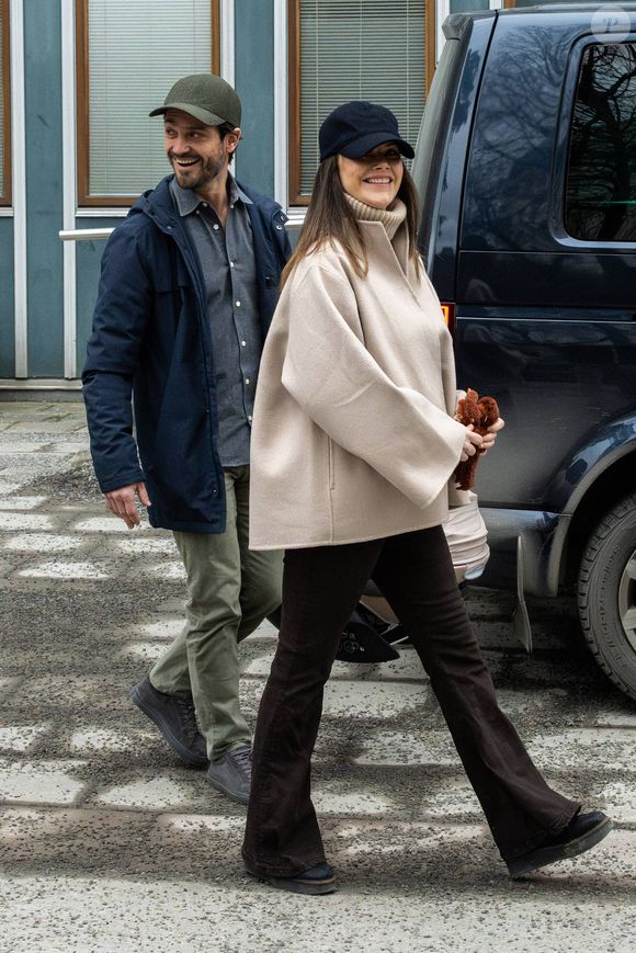 La princesse Sofia, le prince Carl Philip et leur fille quittent l'hôpital Danderyds près de Stockholm, en Suède le 8 février 2025. Photo par Dana Press / Bestimage
