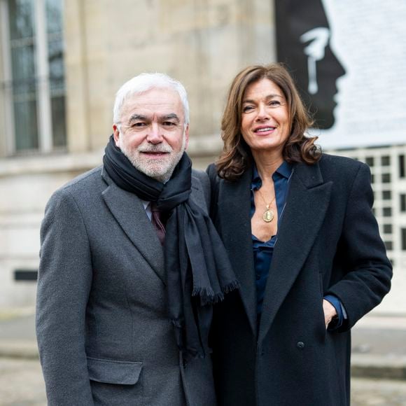 Durant les vacances familiales, cette dernière n'hésite pas à confisquer les téléphones portables des enfants chaque soir à vingt-deux heures.

Pascal Praud et sa compagne Catherine Bancarel - Mariage civil de Georges Fenech et Amélie Leperre-Dimeglio à la mairie du 16ème arrondissement de Paris le 31 janvier 2026.

© Pierre Perusseau / Bestimage