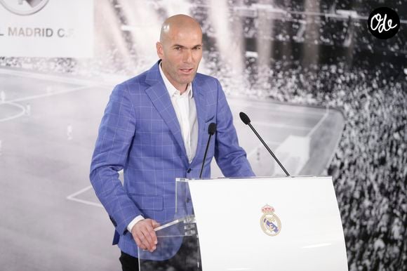 Pour sa première apparition sous ses nouvelles couleurs, Elyaz Zidane a choisi d'abandonner le nom de son père

Zinédine Zidane - Zinédine Zidane devient l'entraineur du Real de Madrid et remplace ainsi Rafael Benítez à Madrid en Espagne le 4 janvier 2015. 
Crédit : GTRES / BESTIMAGE