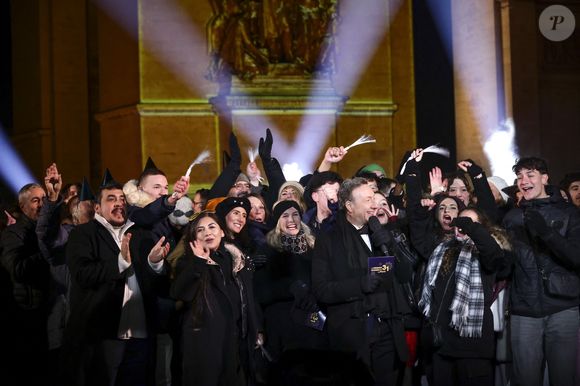Exclusif - Stéphane Bern présente l'émission "La Grande Soirée du 31 de Paris" diffusée sur France 2 sur les Champs-Elysées, en présence de Anne Hidalgo et Gil Alma, à Paris, France, le 31 décembre 2025. © Jack Tribeca/BHM/Bestimage