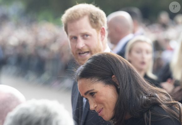 Le prince Harry, duc de Sussex, Meghan Markle, duchesse de Sussex à la rencontre de la foule devant le château de Windsor, suite au décès de la reine Elisabeth II d'Angleterre. Le 10 septembre 2022 ©Mirrorpix / Bestimage