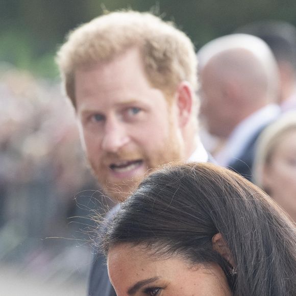 Le prince Harry, duc de Sussex, Meghan Markle, duchesse de Sussex à la rencontre de la foule devant le château de Windsor, suite au décès de la reine Elisabeth II d'Angleterre. Le 10 septembre 2022 ©Mirrorpix / Bestimage