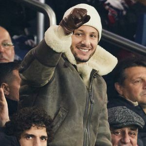 Vianney et son père - Célébrités dans les tribunes du match de Ligue 1 McDonald's opposant le Paris Saint-Germain (PSG) à Lyon (3-1) au Parc des Princes à Paris le 15 décembre 2024. © Cyril Moreau/Bestimage