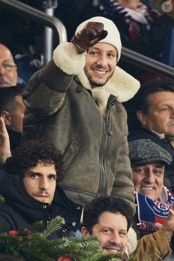 Vianney et son père - Célébrités dans les tribunes du match de Ligue 1 McDonald's opposant le Paris Saint-Germain (PSG) à Lyon (3-1) au Parc des Princes à Paris le 15 décembre 2024. © Cyril Moreau/Bestimage