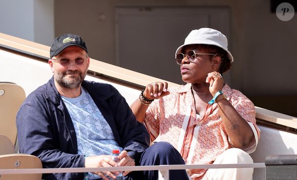 Claudia Tagbo et son mari "Stronger" dans les tribunes lors des Internationaux de France de Tennis de Roland Garros 2025, le 31 mai 2025 à Paris. Ce jour-là, C.Gauff a battu M.Bouzkova (6-1,7-6).