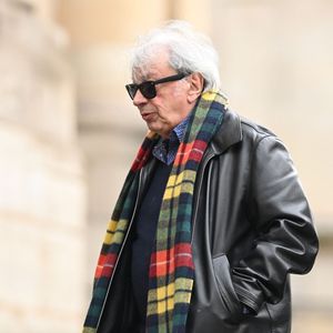 En look sombre et écharpe colorée.

Hervé Vilard aux obsèques Georgette Lemaire en l'église Saint-Roch à Paris, France, le 14 janvier 2026. © Pierre Perusseau/Bestimage