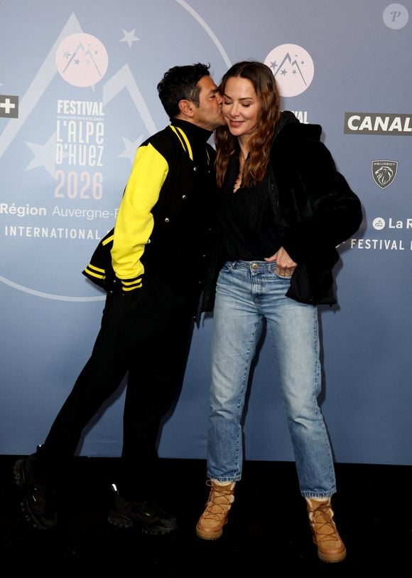 L'humoriste était là pour faire la promotion du Marsupilami. Et sur le tapis rouge il a multiplié les gestes tendres envers sa femme. 

Jamel Debbouze et sa femme Mélissa Theuriau - Tapis rouge lors du 29ème Festival International du Film de Comédie de l'Alpe d'Huez le 21 Janvier 2026. © Dominique Jacovides/Bestimage
