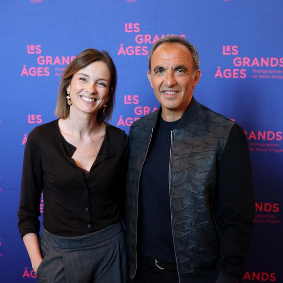 pour le portrait de la semaine de l’émission "50’ Inside" sur TF1 le samedi 2 mai 2025.

Isabelle Ithurburu et Nikos Aliagas - Vernissage de l'exposition "Les grands âges", photographies de Nikos Aliagas au musée de l'Homme à Paris le 7 avril 2026. © Dominique Jacovides/Bestimage