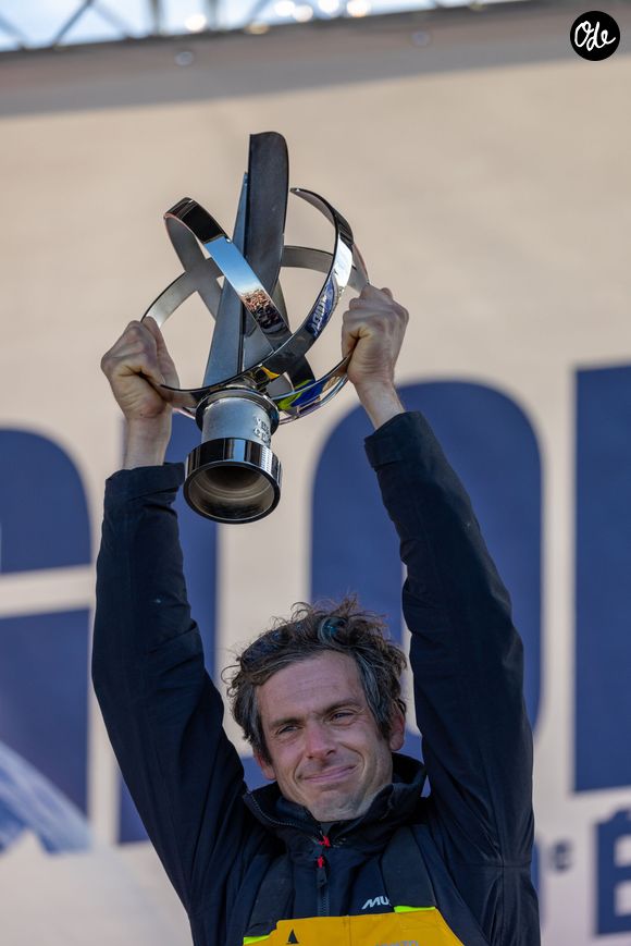 Le skipper de Macif, Charlie Dalin, remporte la dixième édition du tour du monde en solitaire du Vendée Globe en pulvérisant le record de l’épreuve en 64 jours, 19 heures 22 minutes et 49 secondes aux Sables-d'Olonne, en France, le 14 janvier 2025. © Alexis Courcoux/Psnewz/Bestimage