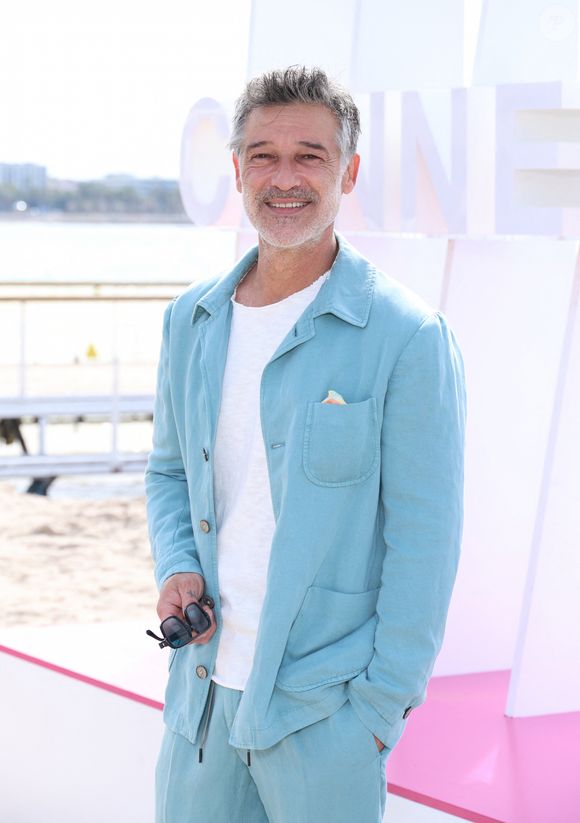 L’acteur a écrit : "Juste elle, dans la lumière. Parce que le corps est un langage, et que l’art peut être un dialogue amoureux."

Stephane Blancafort - Photocall de "Ici tout commence" lors du 7ème festival international Canneséries à Cannes. © Denis Guignebourg / Bestimage