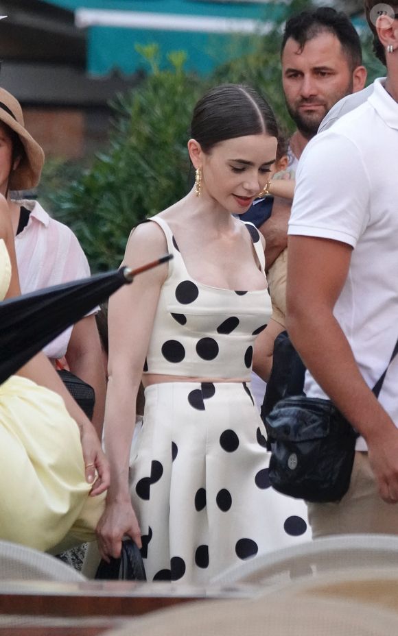 Lily Collins sur le tournage d'Emily à Paris à Venise. © Backgrid UK/ Bestimage
