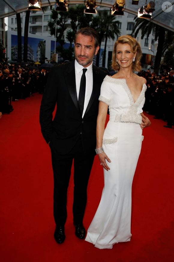 Jean Dujardin et Alexandra Lamy - Montée des marches du film "Thérèse Desqueyroux" pour la cérémonie de clôture du 65e festival du film de cannes le 27 mai 2012. ©JACOVIDES-BORDE-MOREAU / BESTIMAGE