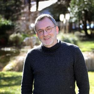 À l'époque où il enchaînait les tournages et les projets, son fils Victor grandissait en garde alternée, une semaine sur deux à ses côtés.
Le réalisateur Frédéric Lopez lors du Photocall du film "Après la fin" lors de la 25ème édition du Festival TV de Luchon le 6 février 2026. © Patrick Bernard/Bestimage