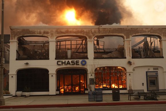Les pompiers tentent de contrôler les incendies de Los Angeles.