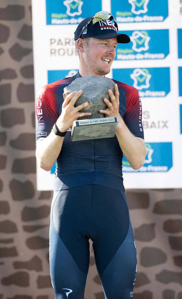 Elle vient de se fiancer avec son chéri, le coureur néerlandais Dylan Van Baarle.

Paris Roubaix 2022, De Compiègne au vélodrome de Roubaix. Le vainqueur de la course, Dylan Van Baarle de l'équipe Ineos Grenediers, monte sur le podium pour recevoir son prix après avoir remporté la course. ... Paris Roubaix 2022 17-04-2022 ... Pete Goding/Pete Goding.