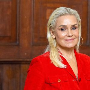 Yolanda Hadid pose lors de la présentation de l'émission "Next Top Model" à Amsterdam le 2 septembre 2022.