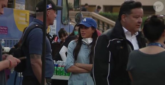 "Ils se comportent encore exactement comme des politiques et je veux vous montrer ce clip très drôle où l'on aperçoit le maire de Pasadena face à une journaliste qui met en avant l'aide de Meghan Markle sur place..." 

Le prince Harry et Meghan Markle se rendent au Pasadena Convention Center avec les services d secours et les victimes des incendies de Eaton à Los Angeles le 11 janvier 2025