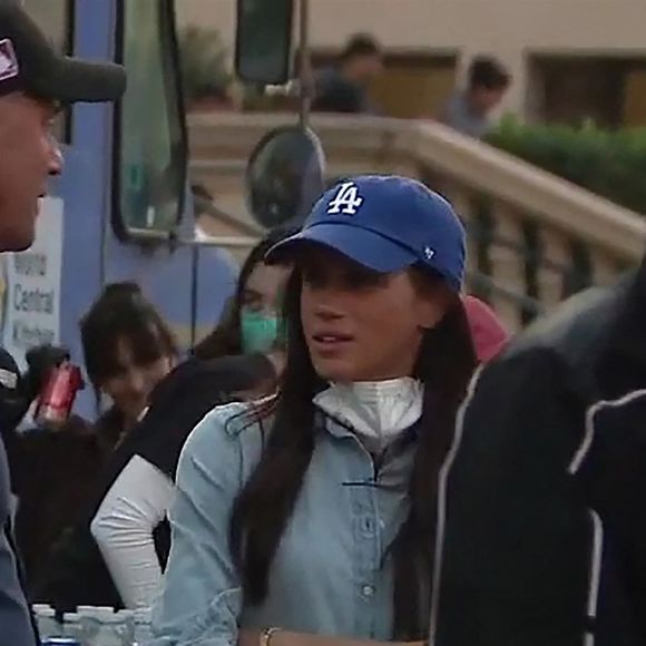 "Ils se comportent encore exactement comme des politiques et je veux vous montrer ce clip très drôle où l'on aperçoit le maire de Pasadena face à une journaliste qui met en avant l'aide de Meghan Markle sur place..." 

Le prince Harry et Meghan Markle se rendent au Pasadena Convention Center avec les services d secours et les victimes des incendies de Eaton à Los Angeles le 11 janvier 2025