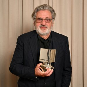 Daniel Auteuil pose avec son prix, après le traditionnel diner à la Petite Maison, lors de la 6ème édition du festival Cinéroman à Nice le 4 octobre 2024. Le festival Cinéroman, qui se tient à Nice jusqu'au 5 octobre, met à l'honneur les films adaptés de romans.
Durant la soirée, Daniel Benoin, le co-fondateur du festival et directeur du théâtre Anthéa à Antibes, a remis le prix Romain Gary à l'acteur Daniel Auteuil pour saluer l'ensemble de sa carrière. Daniel Auteuil était présent à double titre, dans un premier temps pour présenter son film "Le Fil" puis pour participer en compagnie de D.Thompson et V.Perez, à la projection du film culte "La Reine Margot". Isabelle Adjani, ne pouvant être présente, a envoyé un message vidéo.
© Domnique Jacovides - Bruno Bebert / Bestimage