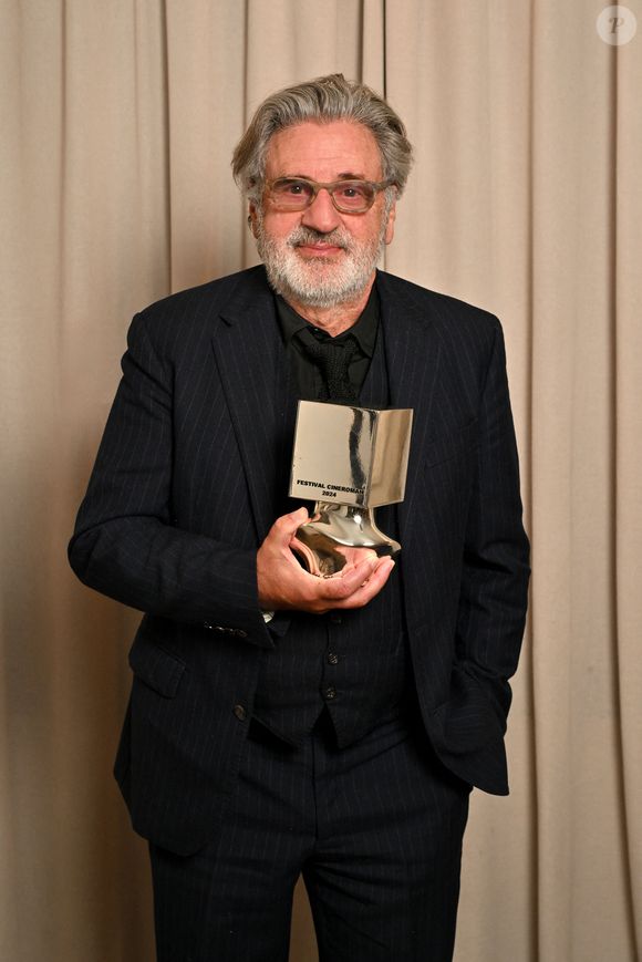 Daniel Auteuil pose avec son prix, après le traditionnel diner à la Petite Maison, lors de la 6ème édition du festival Cinéroman à Nice le 4 octobre 2024. Le festival Cinéroman, qui se tient à Nice jusqu'au 5 octobre, met à l'honneur les films adaptés de romans.
Durant la soirée, Daniel Benoin, le co-fondateur du festival et directeur du théâtre Anthéa à Antibes, a remis le prix Romain Gary à l'acteur Daniel Auteuil pour saluer l'ensemble de sa carrière. Daniel Auteuil était présent à double titre, dans un premier temps pour présenter son film "Le Fil" puis pour participer en compagnie de D.Thompson et V.Perez, à la projection du film culte "La Reine Margot". Isabelle Adjani, ne pouvant être présente, a envoyé un message vidéo.
© Domnique Jacovides - Bruno Bebert / Bestimage