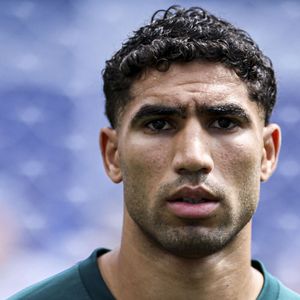 Achraf Hakimi et Ousmane Dembélé l’ont aussitôt taquiné dans les commentaires sur ce choix musical.
Achraf Hakimi à l'échauffement d'avant-match des joueurs de Maroc. Photo par Elyxandro Cegarra / PsnewZ / Bestimage