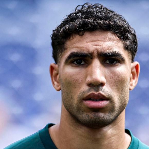 Achraf Hakimi et Ousmane Dembélé l’ont aussitôt taquiné dans les commentaires sur ce choix musical.

Achraf Hakimi  à l'échauffement d'avant-match des joueurs de Maroc. Photo par Elyxandro Cegarra / PsnewZ / Bestimage