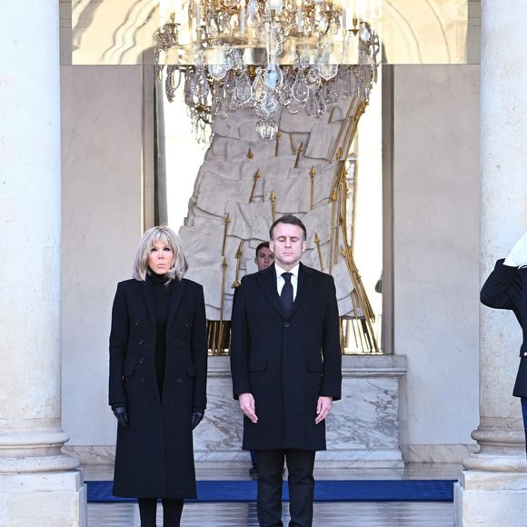 Le président Emmanuel Macron et sa femme Brigitte Macron participent à une minute de silence, au palais de l'Elysée, en hommage aux victimes du cyclone Chido à Mayotte le 23 décembre 2024.

© Eric Tschaen / Pool / Bestimage
